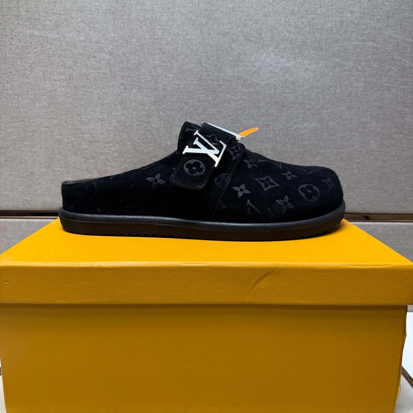 Men's men's shoes 💰pp540 [LV～] Men's casual half slippers 2025z cabinet sales simultaneously 🔶Size: 39-44 #️⃣ 🔷4 colors🔜The upper is made of multi-material splicing ➕Genuine leather lining, comfortable and breathable, sole: original comfortable and wear-resistant outsole, ⚠️Real thing📱Photographed🎬The real thing is better📢📢📢